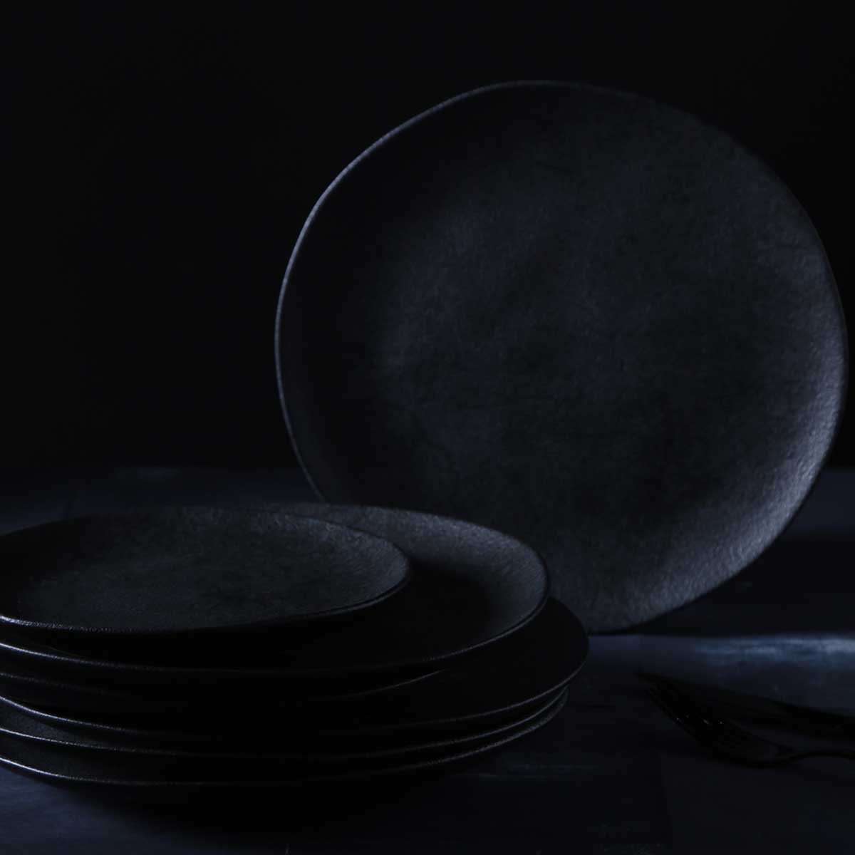 ORGANIC DINNER PLATE STONEWARE Ø26.5CM BLACK MATTE